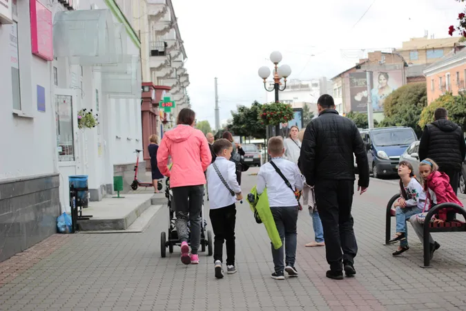 Друзі, хот-доги і бантики: як у центрі Луцька розважаються школярі (фото)