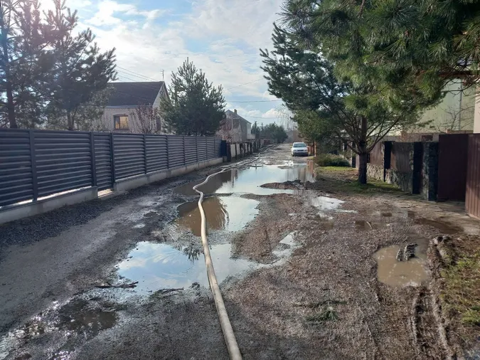 На Волині рятувальники в одному місці лили воду, а в інших – відкачували (фото)