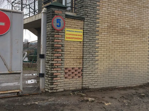 Заїзд на підприємство, неподалік від місця, де прорвало газову трубу