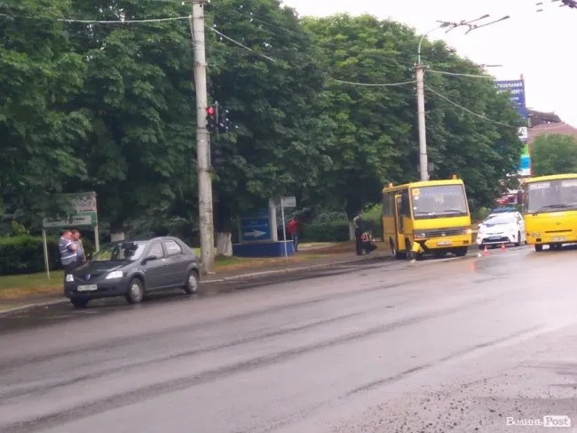 У Луцьку шкільний автобус в'їхав у легковик (фото)