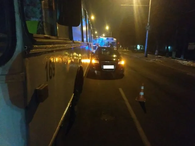 У Луцьку сталася ДТП за участі тролейбуса і легковика (фото)