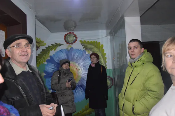 Журналісти оглядають розмальований під'їзд на  проспекті Відродження
