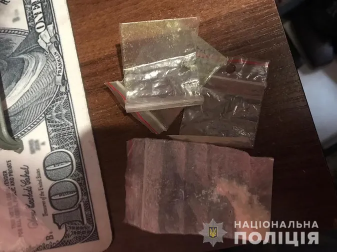 У Луцьку затримали озброєного «закладника» з наркотиками (фото)