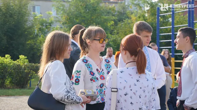 Квіти, дзвоники і діти: як у Луцькому ліцеї №9 відзначили 1 вересня (фото)