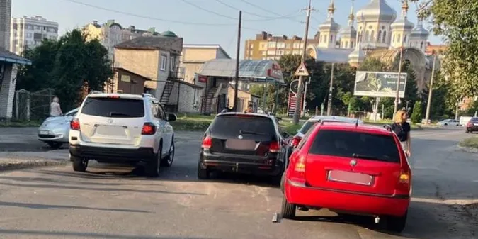 У центрі Луцька п'яний водій вчинив потрійну ДТП (фото)