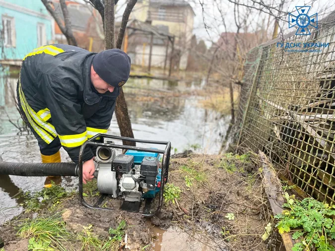 У Володимирі рятувальники відкачують воду з присадибних ділянок (фото)