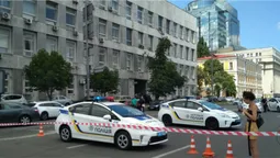У Києві чоловік взяв у заручники банкіра у торговому центрі: погрожує вибухом