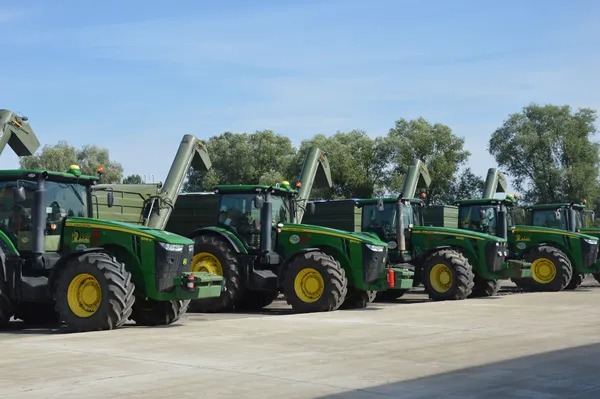 При вході на територію заводу хизуються новенькі John Deere...
