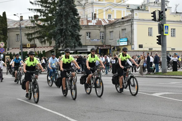 У вишиванках і з прапорами: у Луцьку відбувся традиційний велопробіг до Дня міста (фото)