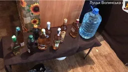 Муніципали зробили контрольну закупку сурогату на ринку в Луцьку: вилучили 12 літрів
