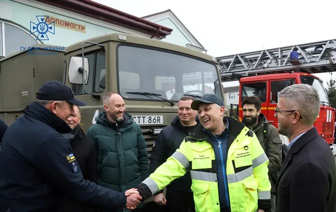 Швеція передала Волині спеціалізовану вантажівку із генератором (фото)
