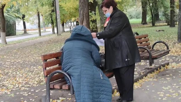 У Ковелі члени двох ДВК «уточнювали» виборчу документацію у парку на лавці
