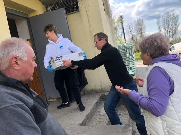 Жителі Бучанського району отримали «сімейні пакунки» від луцьких волонтерів (фото, відео)