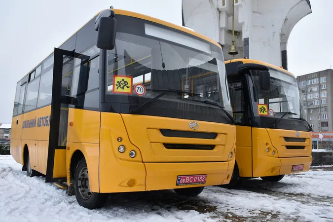 Ще три громади Волині отримали шкільні автобуси: які саме (фото)