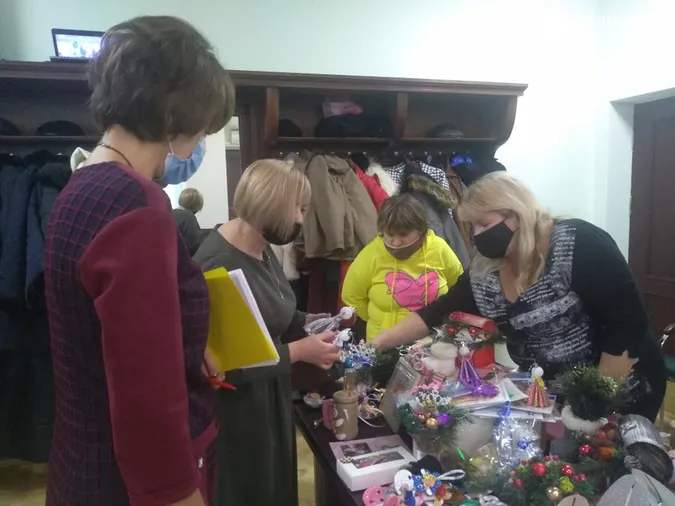 У Луцькраді люди з інвалідністю продають вироби, аби заробити копійку