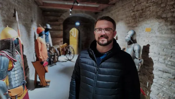 Андрій Павляшик в підземеллі Окольного замку у Луцьку