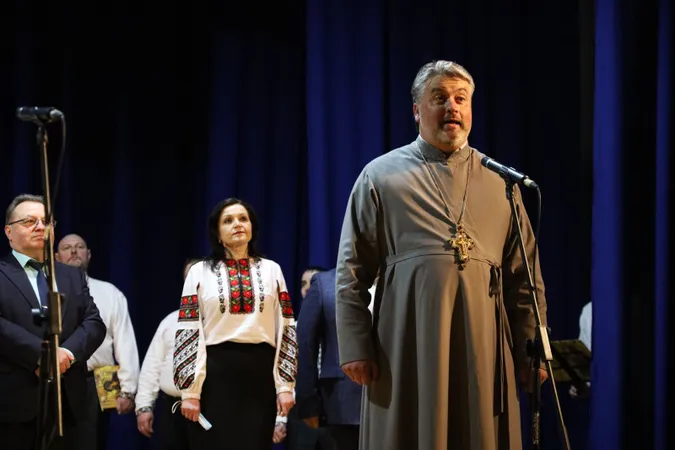 Зі священниками, чиновниками та хором: як відсвяткували Великдень у Луцьку (фото)