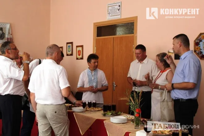 Після обміну вітаннями-подяками гостей запросили на келих шампанського