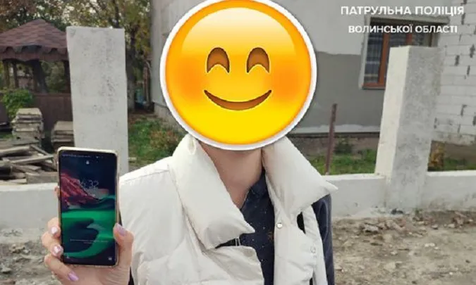 У Луцьку патрульні знайшли загублений жінкою телефон