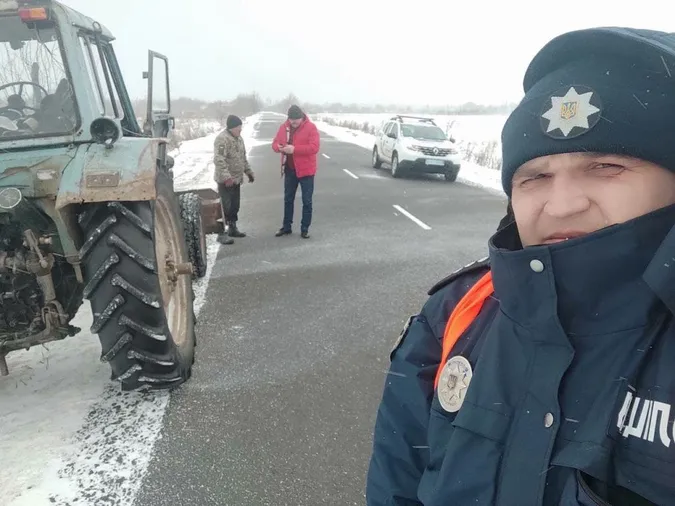 На Волині поліцейські допомогли тим, хто потрапив у скруту через негоду (фото)