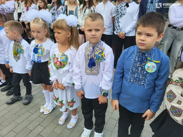 1 вересня у луцькому ліцеї №10: лінійка для першачків та випускників (фото)