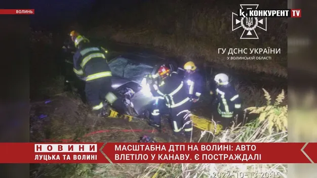 Аварія у селі під Луцьком: авто в канаві, троє людей у лікарні (фото)
