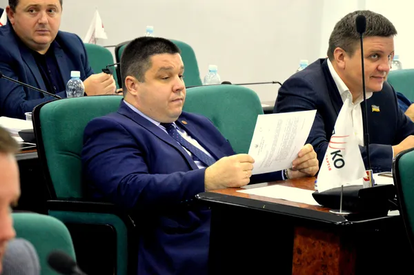 Костянтин Петрочук, трохи посумувавши, вирішив прочитати якийсь документ