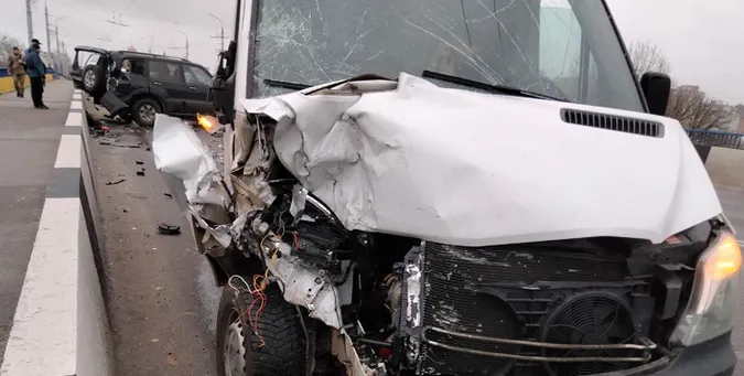 Виїхала на «зустрічку»: у Луцьку водійка Mitsubishi скоїла подвійну ДТП на мості (фото, відео)