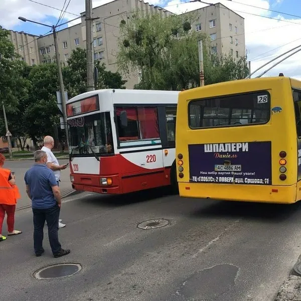 У Луцьку зіткнулися тролейбус і маршрутка (фото)