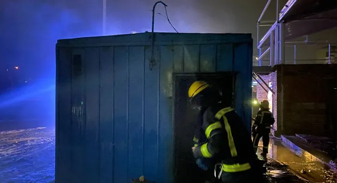 У передноворічну ніч в Нововолинську загорівся будівельний вагончик (фото, відео)