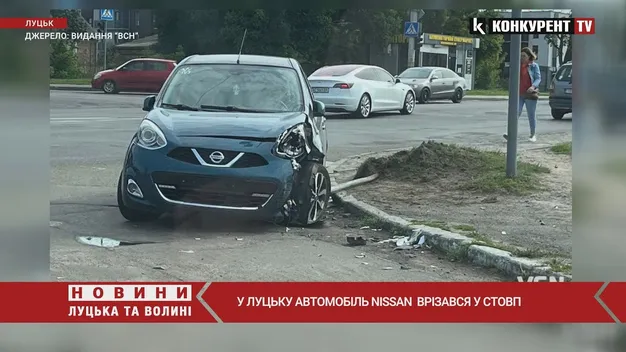 У Луцьку вночі п'яна жінка на Nissan Micro збила дорожній знак (фото, відео)