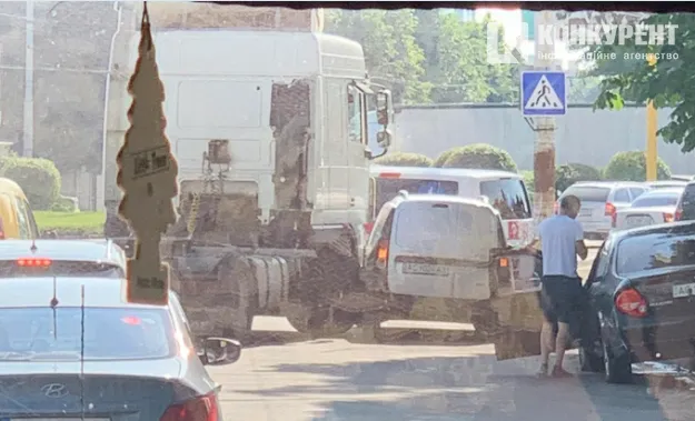 У Луцьку на Львівській – величезний затор: не розминулися DAF і легковик (фото)