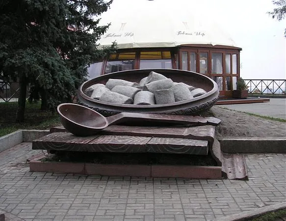 На фото: пам'ятник галушці 