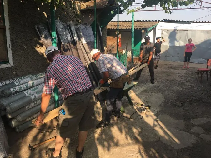 Волиняни поїхали на Херсонщину допомагати місцевим у відновленні житла (фото)