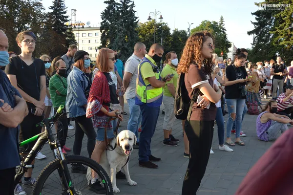 «Жыве Беларусь»: лучани вийшли на Театральний майдан, аби підтримати сусідній народ (відео)