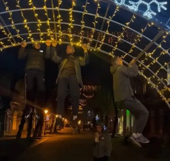 У центрі Луцька хлопці підтягувалися на святковій арці (відео)