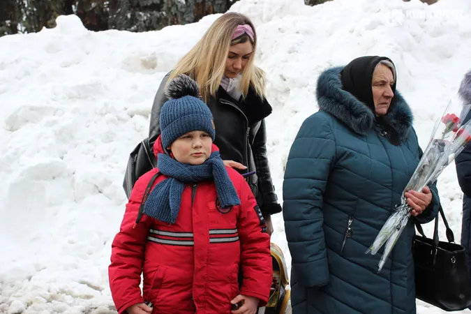 Лучани вшанували загиблих у боях під Дебальцево (фото)