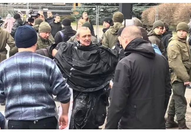 Під Офісом Президента чоловік підпалив себе (ФОТО, ВІДЕО)