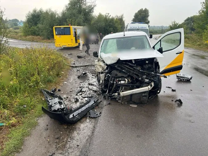 Біля Берестечка шкільний автобус зіткнувся з авто «Укрпошти»: травмувалися двоє підлітків