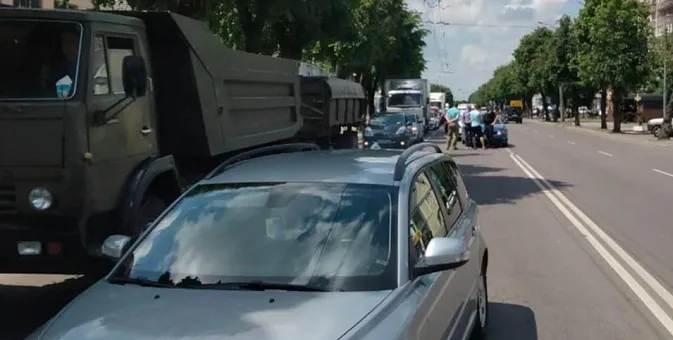 Звинуватили один одного: у Луцьку водії не поділили дорогу (фото)