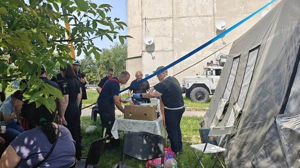 Каша, випічка, напої: лучани згуртувалися, щоб допомогти постраждалим від обстрілу (фото)