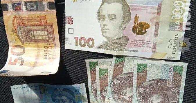 Гривнями, злотими, євро: на Волині п'яний далекобійник хотів відкупитися від поліцейських (фото)
