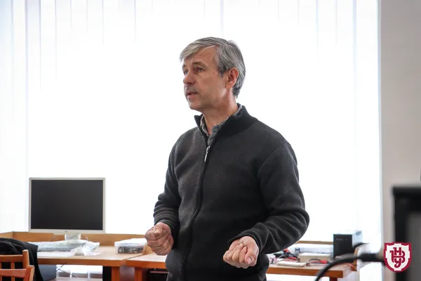 У Луцьку студенти створюють сонячні «зарядки» для українських бійців (фото)