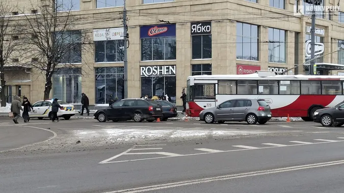 У центрі Луцька «рогатий» протаранив автівку: подробиці