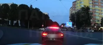 Залишив авто й тікав пішки: у Луцьку затримали водія, позбавленого прав на 22 роки (відео)