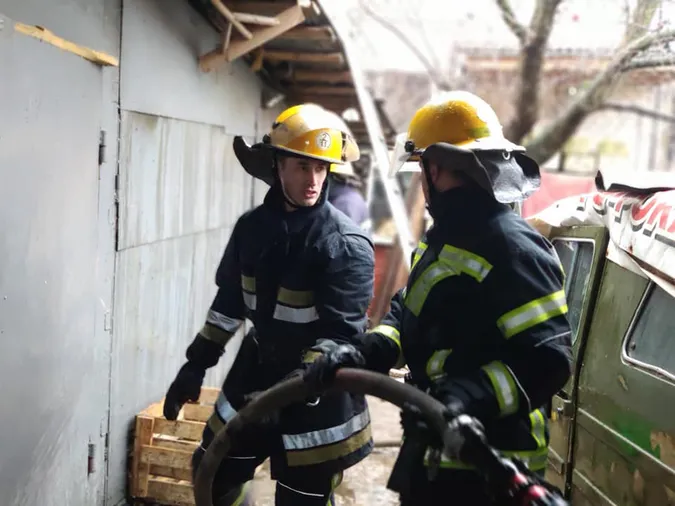 У Луцьку пожежники винесли газовий балон з гаража, який загорівся