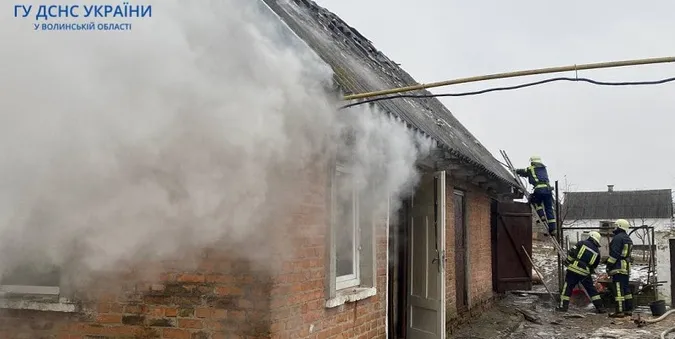 У селі під Володимиром загорілася господарська споруда (фото)