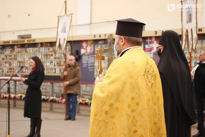 Квіти та сотні людей: у Луцьку вшанували пам'ять героїв Небесної Сотні (фото, відео)