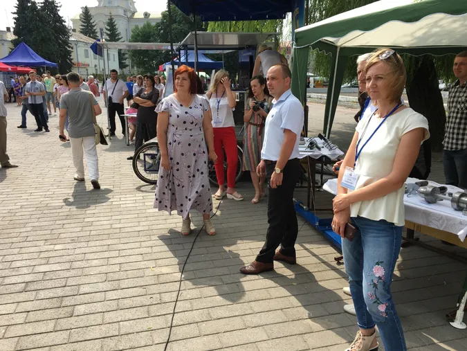 У центрі Луцька пропонують роботу або нову професію (фото)