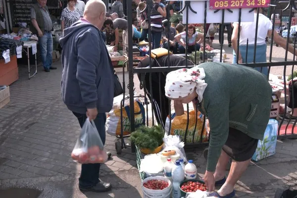 У Луцьку карають продавців, які торгують продуктами за межами ринків (фото, відео)